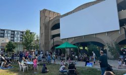 crowd at iowa city farmers market watching market music performer dave zollo